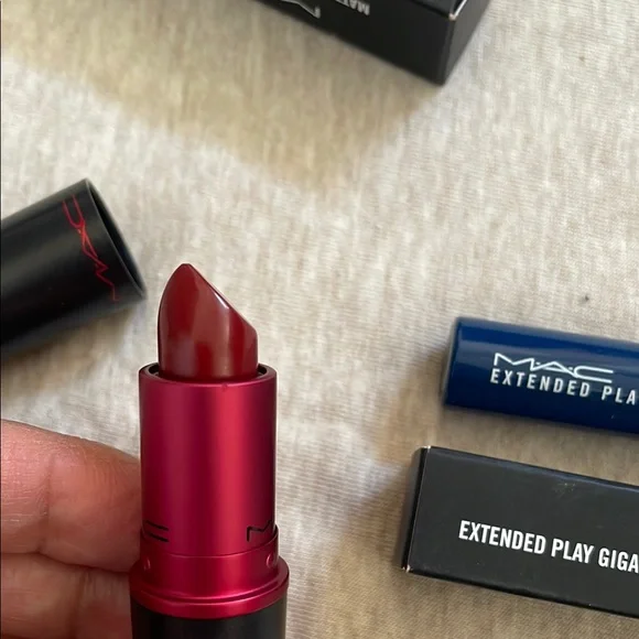 MAC Cosmetics Matte Lipstick & Gigablack Lash Mascara - Picture 3 of 5